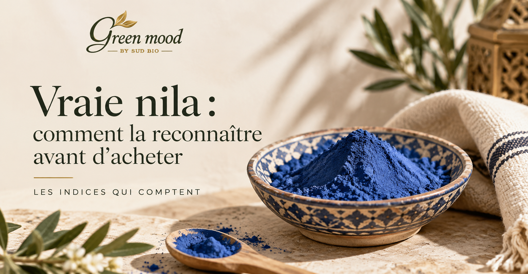Poudre de nila bleu indigo dans une coupelle en céramique, à côté d’un verre d’eau troublée de bleu